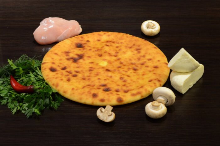 Осетинский пирог с курицей, сыром и грибами