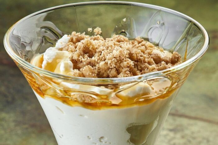 Мацони с медом и орехами